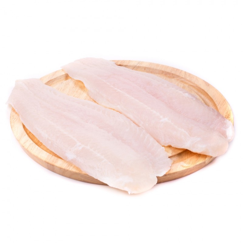 Курица мясо. Филе палтуса стрелозубого. Свежее филе на транспортере. Филе свежесть. Куриное филе на белом фоне.